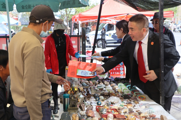 微光守正义 | 李向举：当法徽遇见胡杨